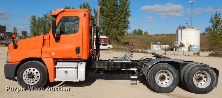 image for item EV9321 2013 Freightliner Cascadia 125  semi truck