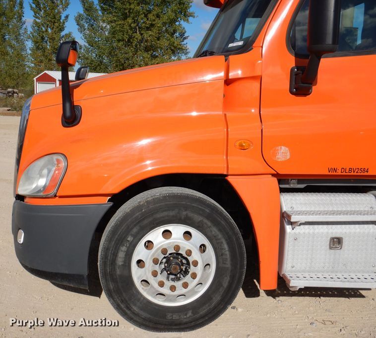 image for item EV9321 2013 Freightliner Cascadia 125  semi truck