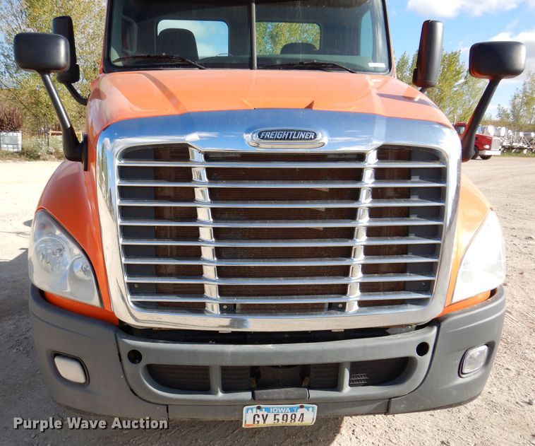 image for item EV9321 2013 Freightliner Cascadia 125  semi truck