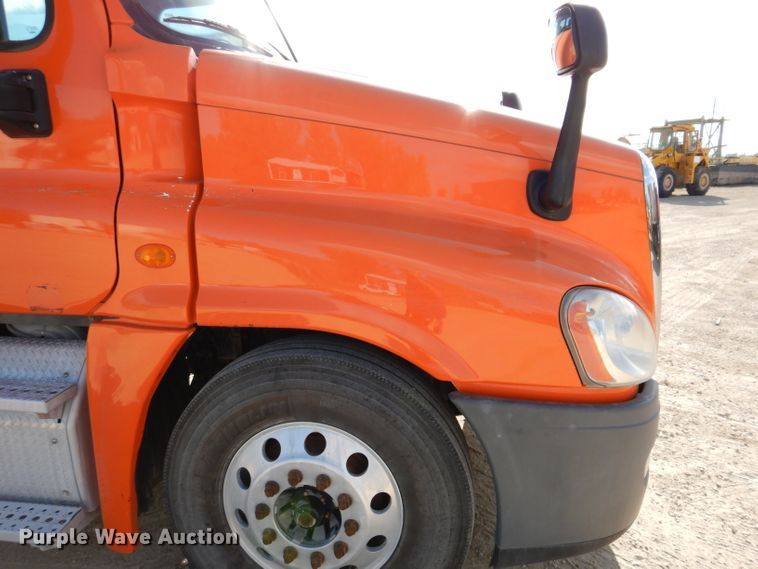 image for item EV9321 2013 Freightliner Cascadia 125  semi truck