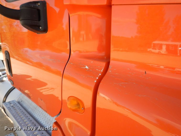 image for item EV9321 2013 Freightliner Cascadia 125  semi truck