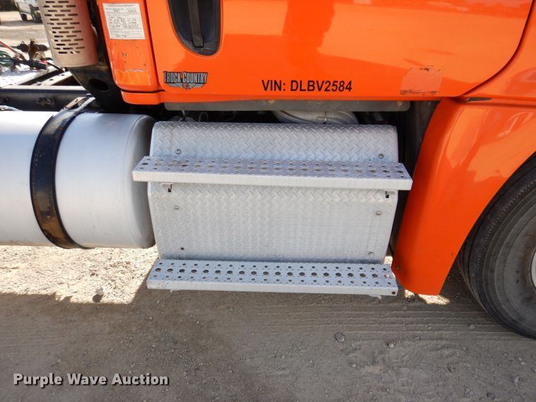 image for item EV9321 2013 Freightliner Cascadia 125  semi truck