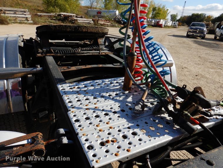 image for item EV9321 2013 Freightliner Cascadia 125  semi truck