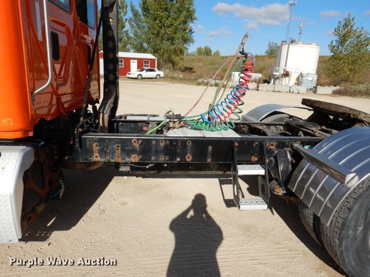 image for item EV9321 2013 Freightliner Cascadia 125  semi truck