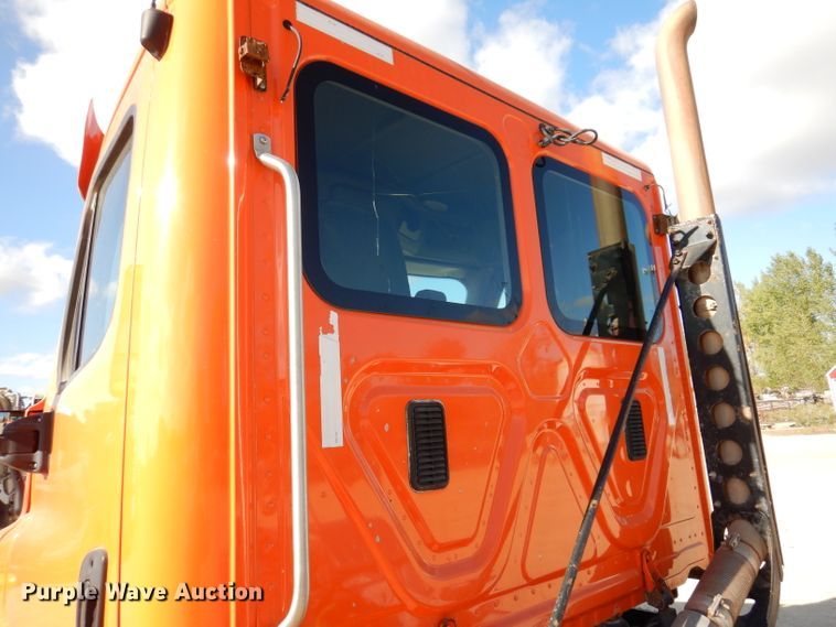 image for item EV9321 2013 Freightliner Cascadia 125  semi truck