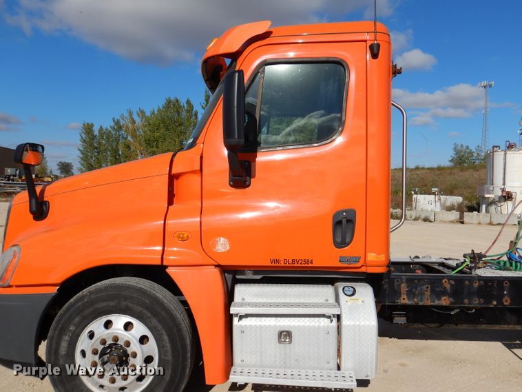 image for item EV9321 2013 Freightliner Cascadia 125  semi truck