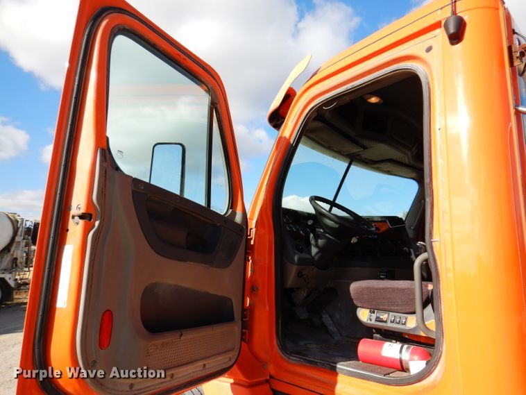 image for item EV9321 2013 Freightliner Cascadia 125  semi truck