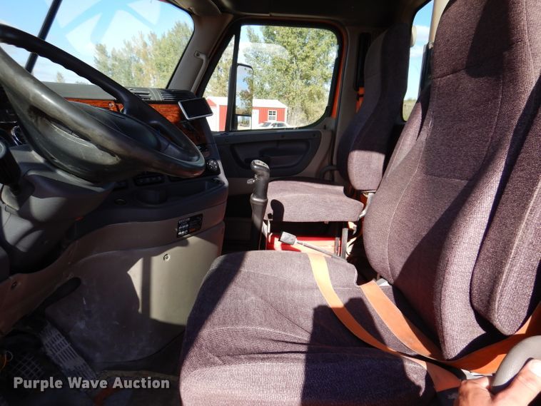 image for item EV9321 2013 Freightliner Cascadia 125  semi truck