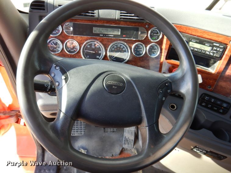 image for item EV9321 2013 Freightliner Cascadia 125  semi truck