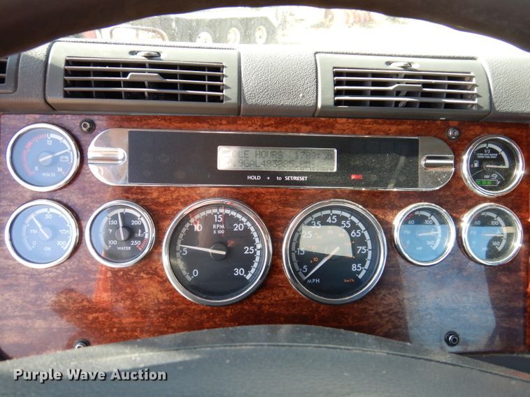 image for item EV9321 2013 Freightliner Cascadia 125  semi truck