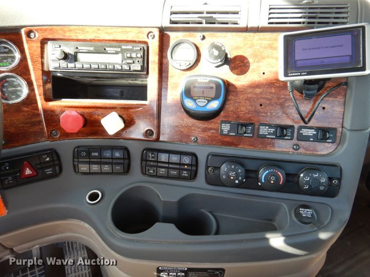 image for item EV9321 2013 Freightliner Cascadia 125  semi truck