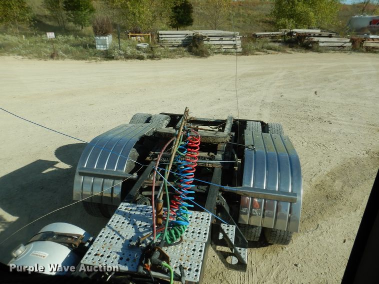 image for item EV9321 2013 Freightliner Cascadia 125  semi truck