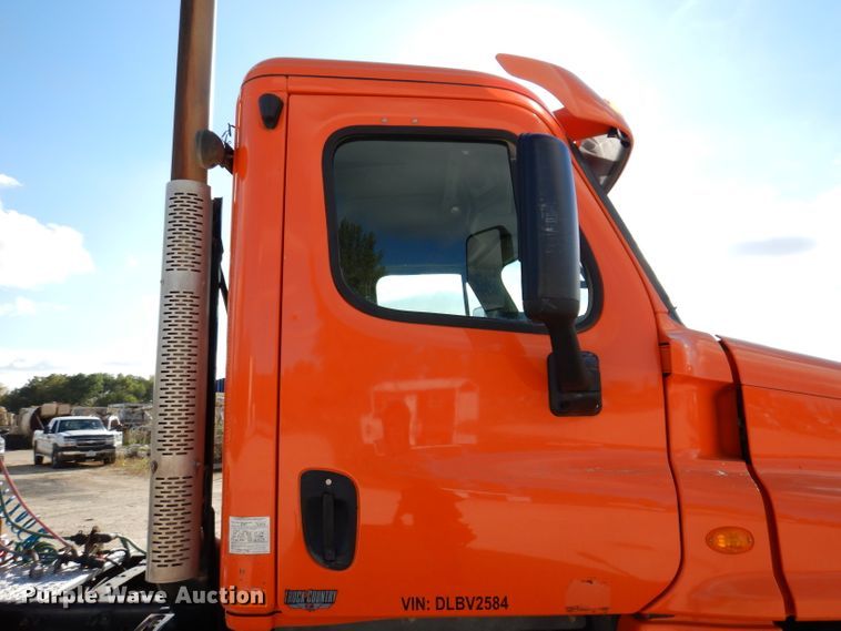 image for item EV9321 2013 Freightliner Cascadia 125  semi truck