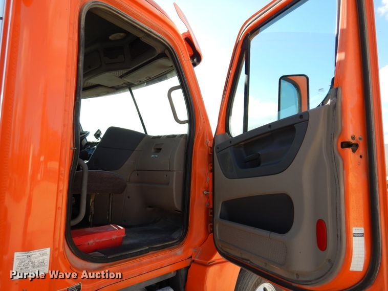 image for item EV9321 2013 Freightliner Cascadia 125  semi truck