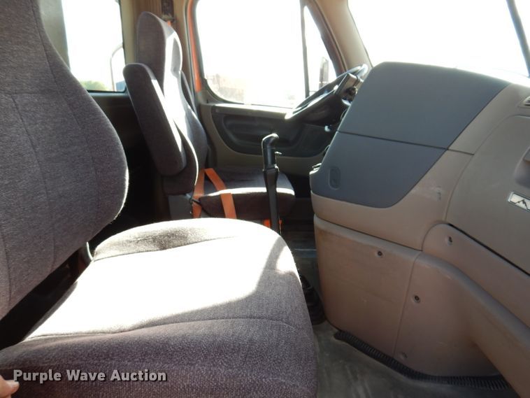 image for item EV9321 2013 Freightliner Cascadia 125  semi truck