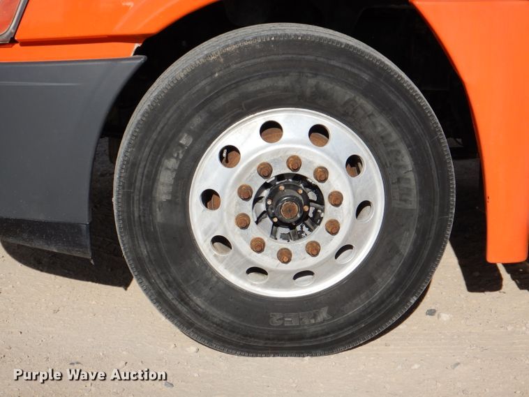 image for item EV9321 2013 Freightliner Cascadia 125  semi truck