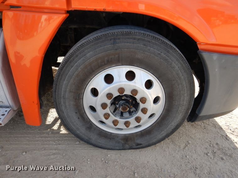 image for item EV9321 2013 Freightliner Cascadia 125  semi truck