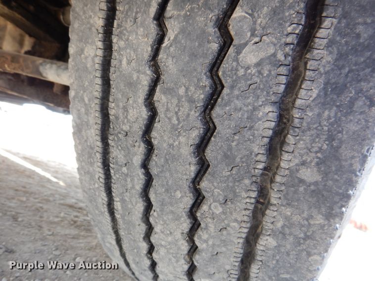 image for item EV9321 2013 Freightliner Cascadia 125  semi truck