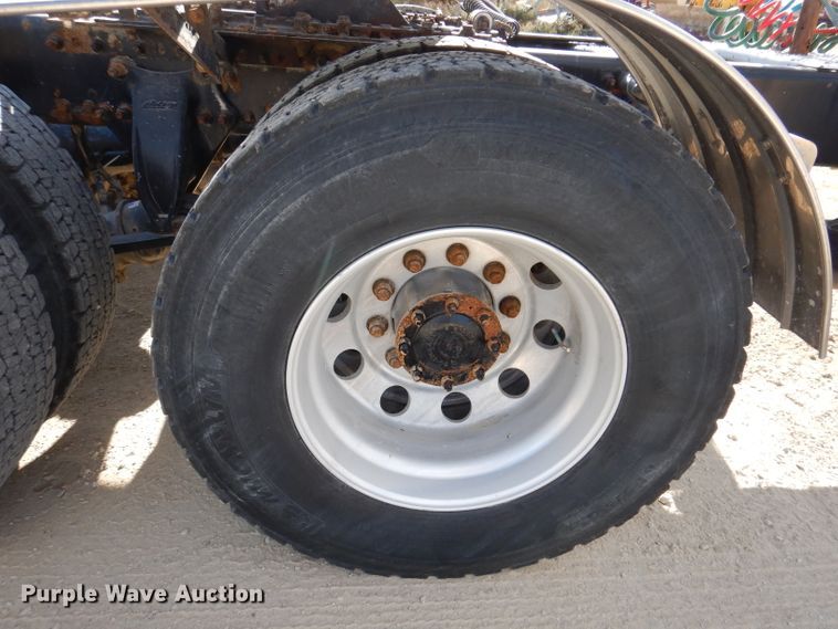 image for item EV9321 2013 Freightliner Cascadia 125  semi truck