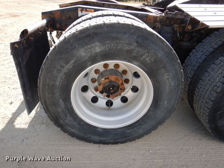 image for item EV9321 2013 Freightliner Cascadia 125  semi truck