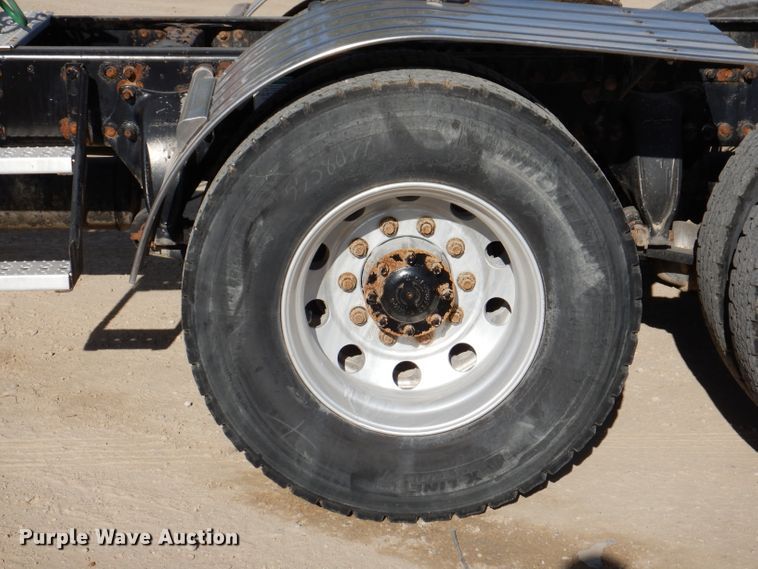 image for item EV9321 2013 Freightliner Cascadia 125  semi truck