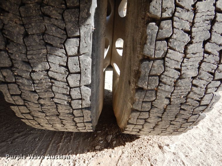 image for item EV9321 2013 Freightliner Cascadia 125  semi truck