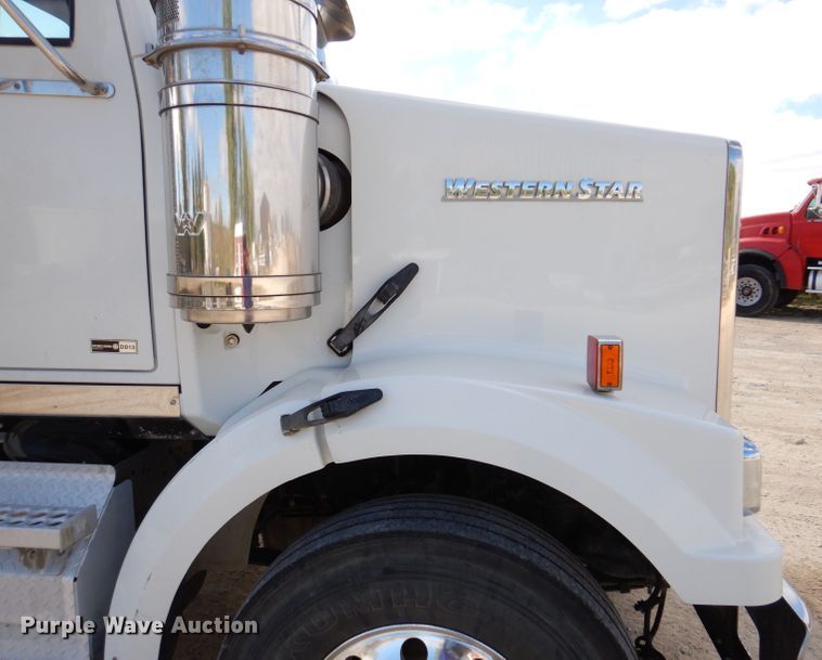 image for item EV9329 2012 Western Star 4900  semi truck