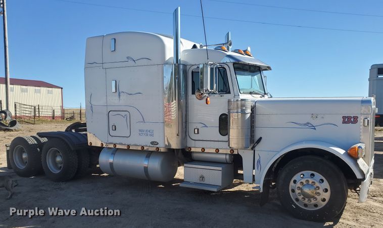 image for item GK9975 2002 Peterbilt 379  semi truck