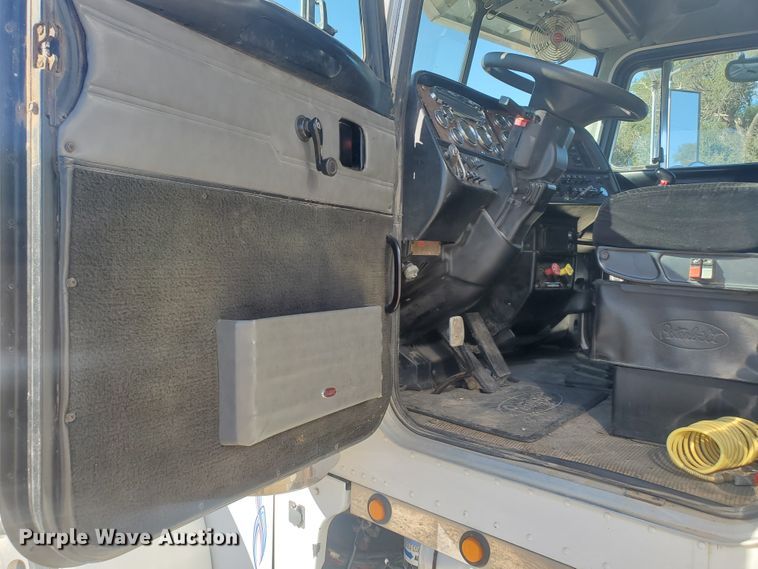 image for item GK9975 2002 Peterbilt 379  semi truck