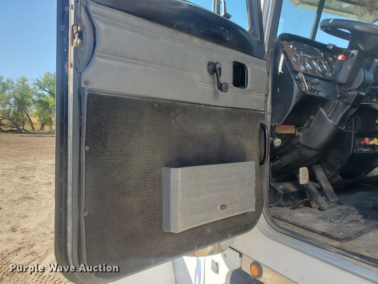 image for item GK9975 2002 Peterbilt 379  semi truck