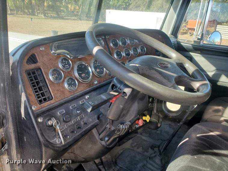image for item GK9975 2002 Peterbilt 379  semi truck