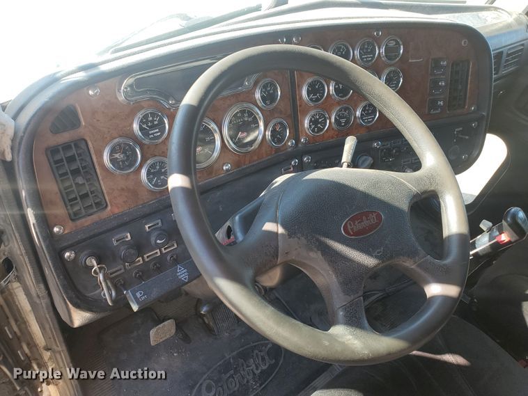 image for item GK9975 2002 Peterbilt 379  semi truck