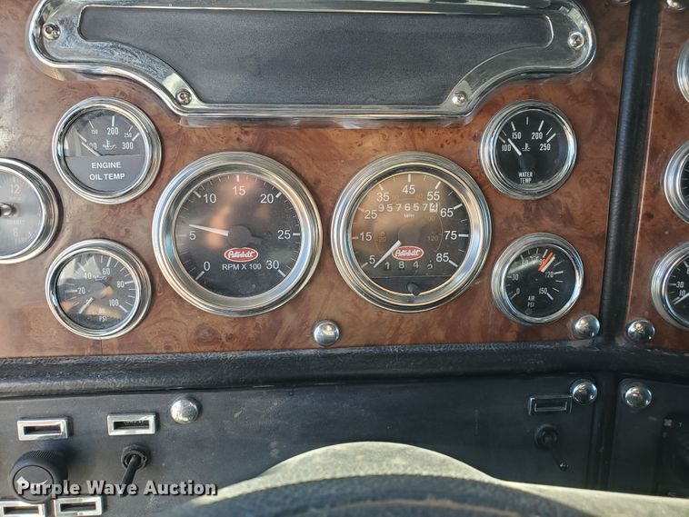 image for item GK9975 2002 Peterbilt 379  semi truck