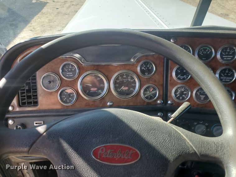 image for item GK9975 2002 Peterbilt 379  semi truck