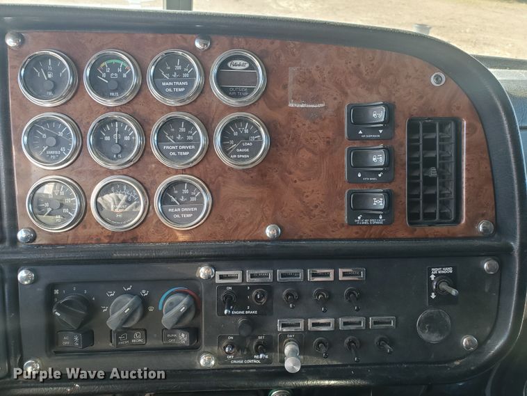 image for item GK9975 2002 Peterbilt 379  semi truck