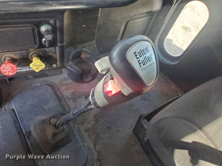 image for item GK9975 2002 Peterbilt 379  semi truck