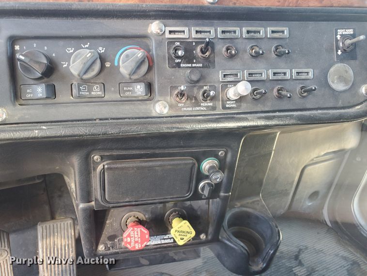 image for item GK9975 2002 Peterbilt 379  semi truck