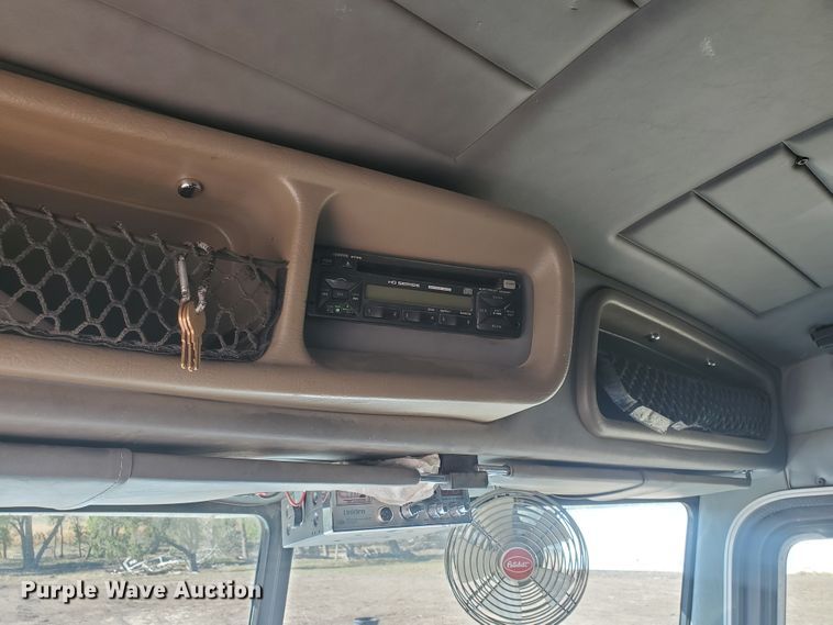 image for item GK9975 2002 Peterbilt 379  semi truck