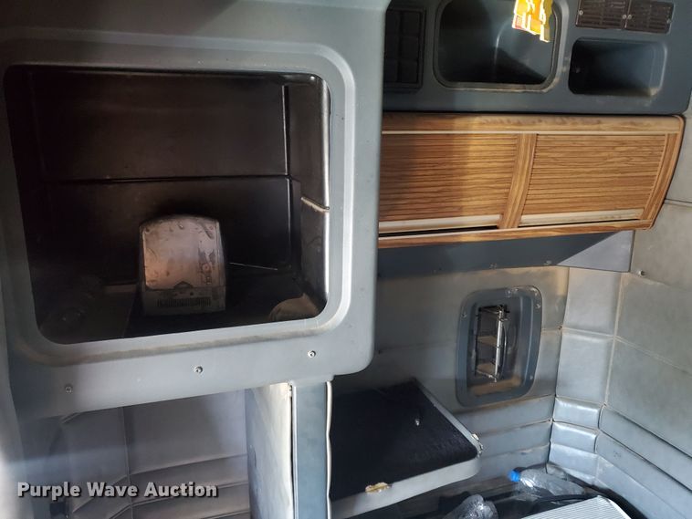 image for item GK9975 2002 Peterbilt 379  semi truck