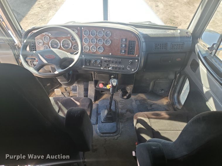 image for item GK9975 2002 Peterbilt 379  semi truck