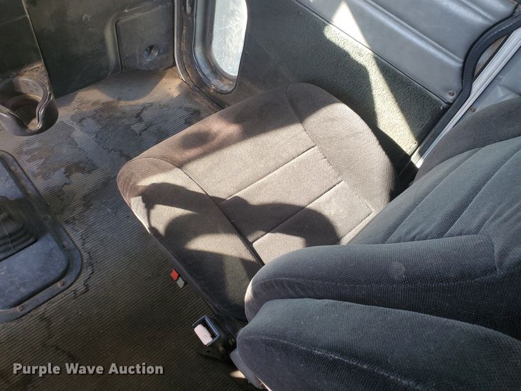 image for item GK9975 2002 Peterbilt 379  semi truck