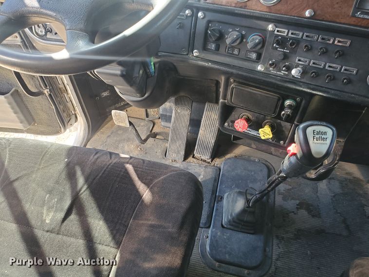 image for item GK9975 2002 Peterbilt 379  semi truck