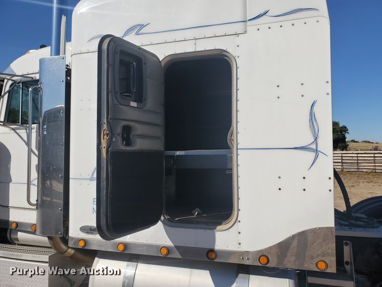 image for item GK9975 2002 Peterbilt 379  semi truck