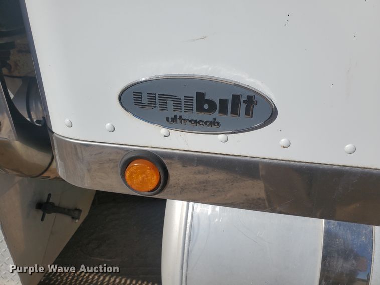 image for item GK9975 2002 Peterbilt 379  semi truck