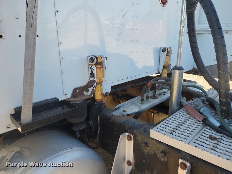 image for item GK9975 2002 Peterbilt 379  semi truck