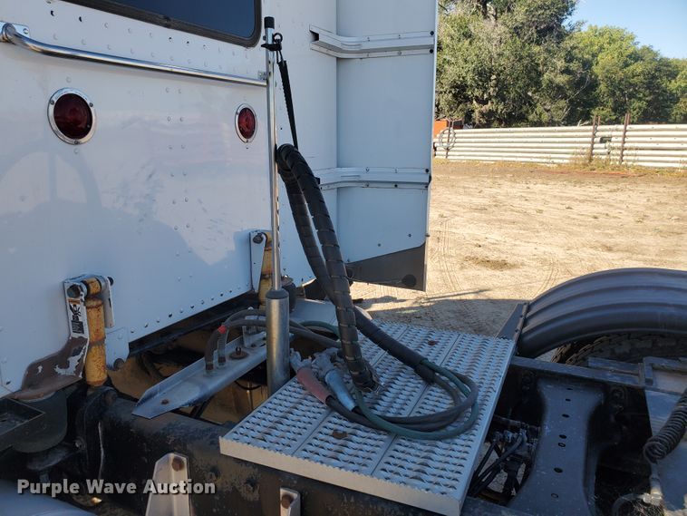 image for item GK9975 2002 Peterbilt 379  semi truck