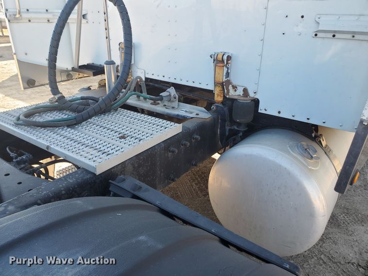 image for item GK9975 2002 Peterbilt 379  semi truck