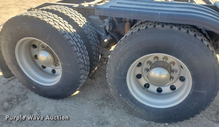 image for item GK9975 2002 Peterbilt 379  semi truck