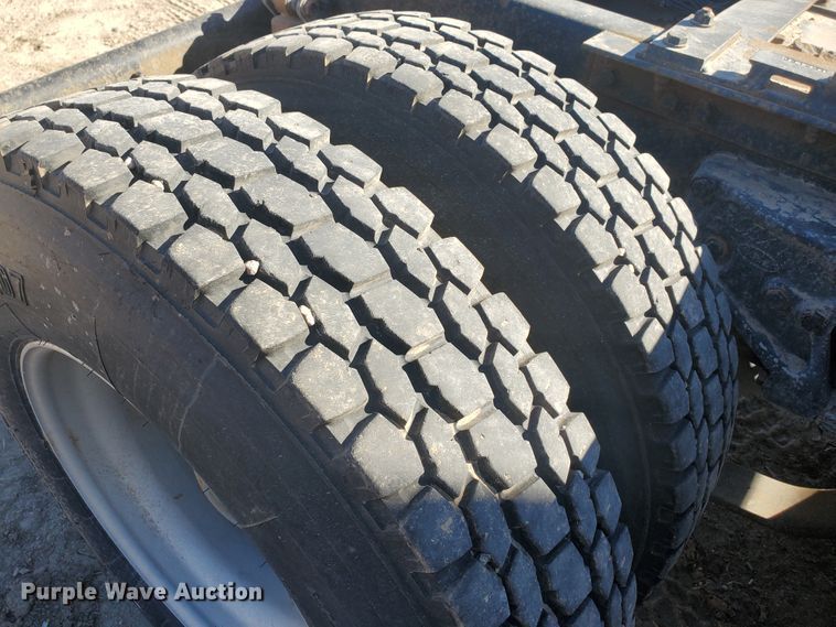 image for item GK9975 2002 Peterbilt 379  semi truck