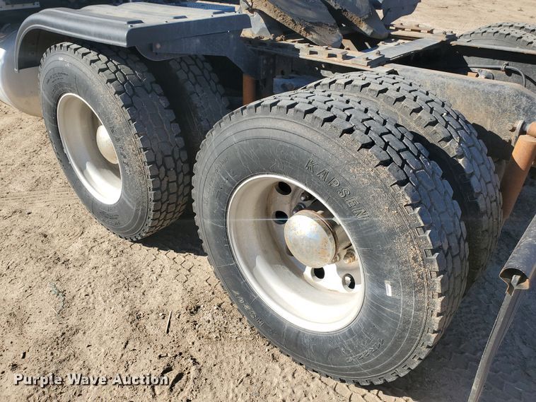 image for item GK9975 2002 Peterbilt 379  semi truck